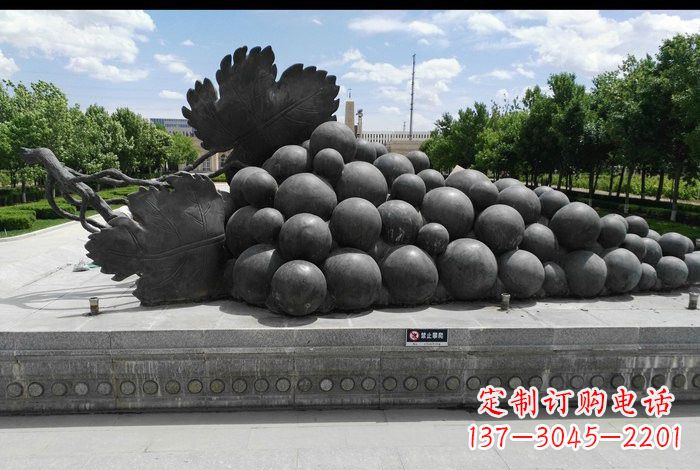 贵州公园葡萄铜雕
