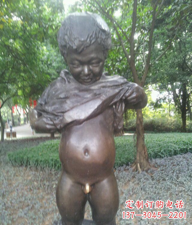 贵州萌动活泼的男孩铜雕塑