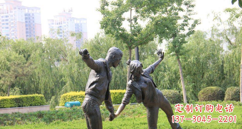 贵州爱情铸就的浪漫情侣雕塑