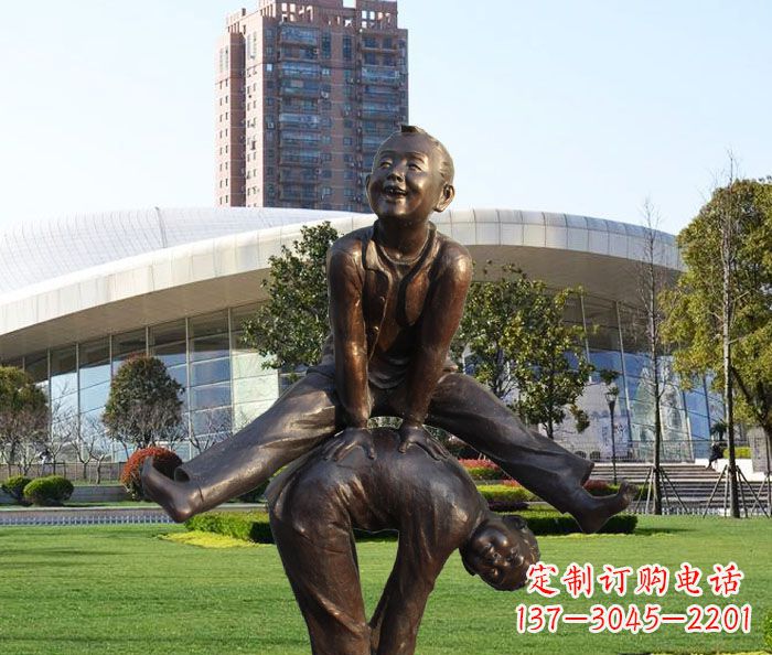 贵州童趣十足的山羊铜雕