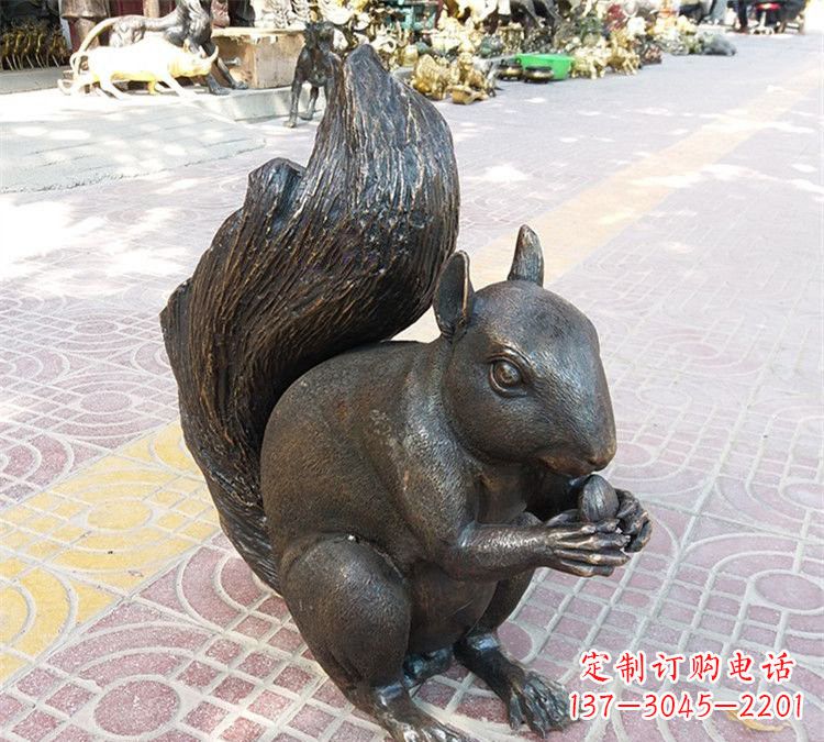 贵州公园铜雕松鼠