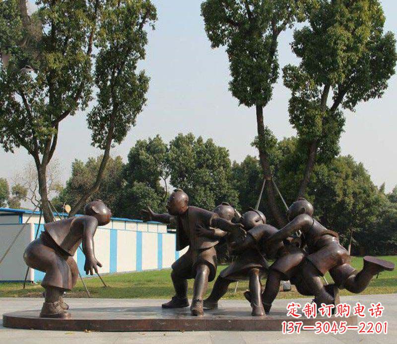 贵州公园玩老鹰捉小鸡的儿童小品铜雕
