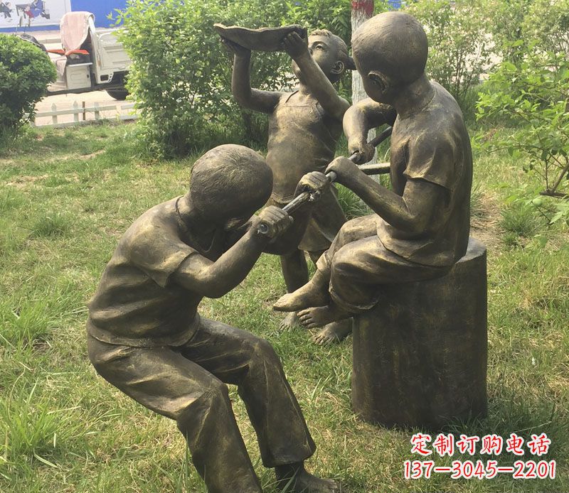 贵州公园玩水的儿童铜雕