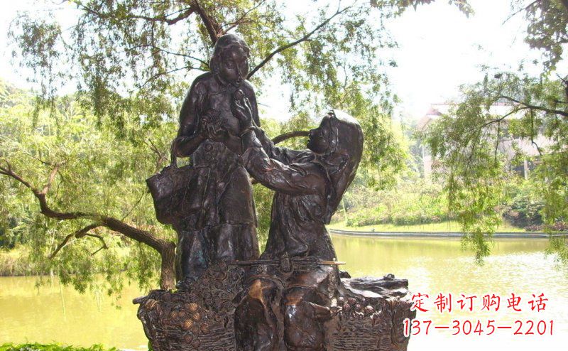 贵州公园喂母亲吃荔枝的女孩小品铜雕