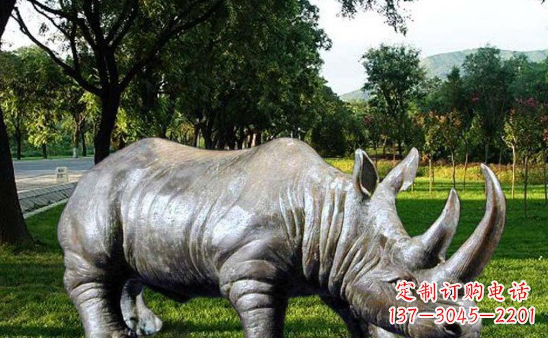 贵州新题目犀牛玻璃钢雕塑——给公园增添独特美感