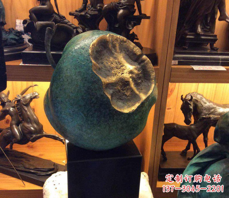 贵州铜质可爱苹果雕塑