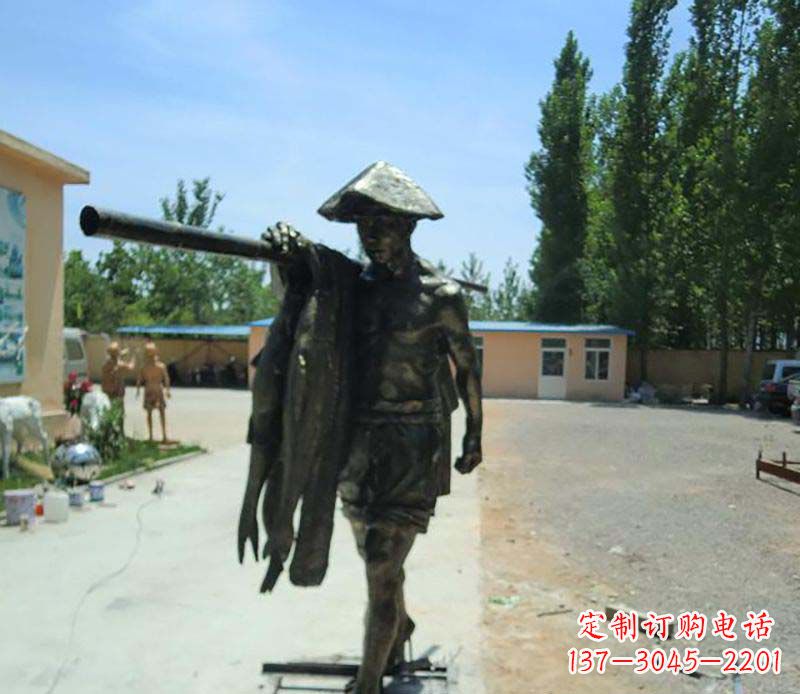 贵州传承古老文化的渔民雕塑