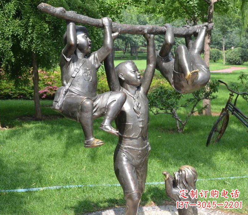 贵州捉着树枝玩耍的小孩铜雕