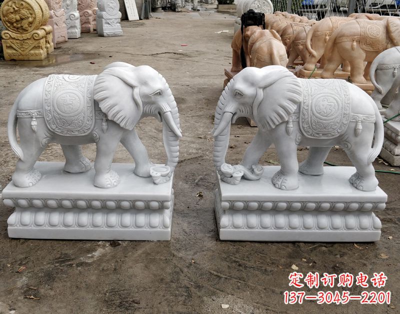 贵州古代门前两侧大象石雕