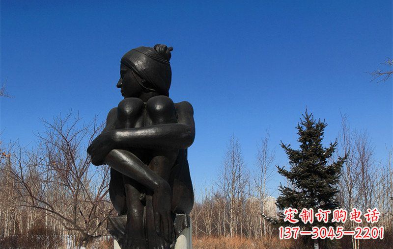 贵州广场抱膝盖的女孩人物铜雕