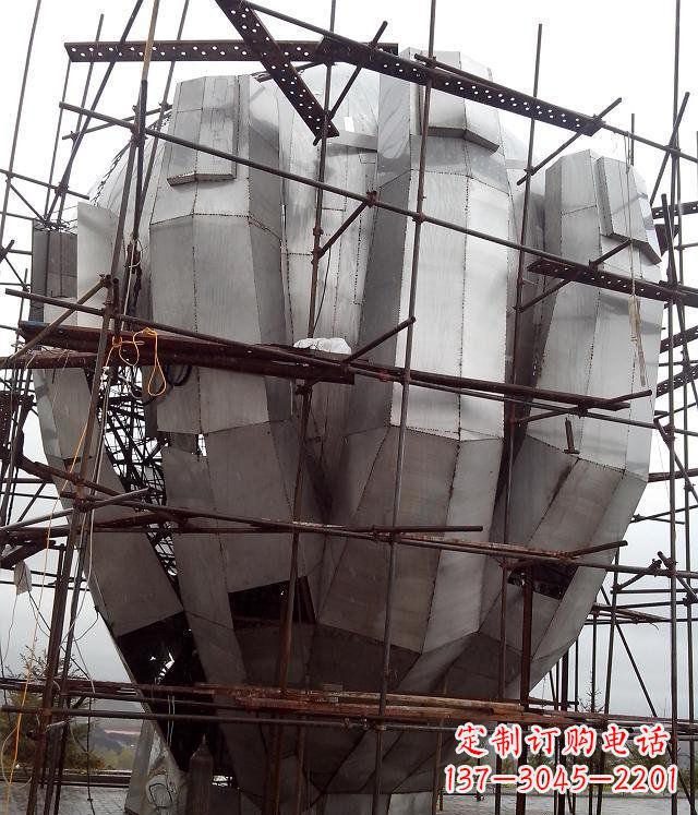 贵州展现独特审美:不锈钢蟠桃大型景观雕塑