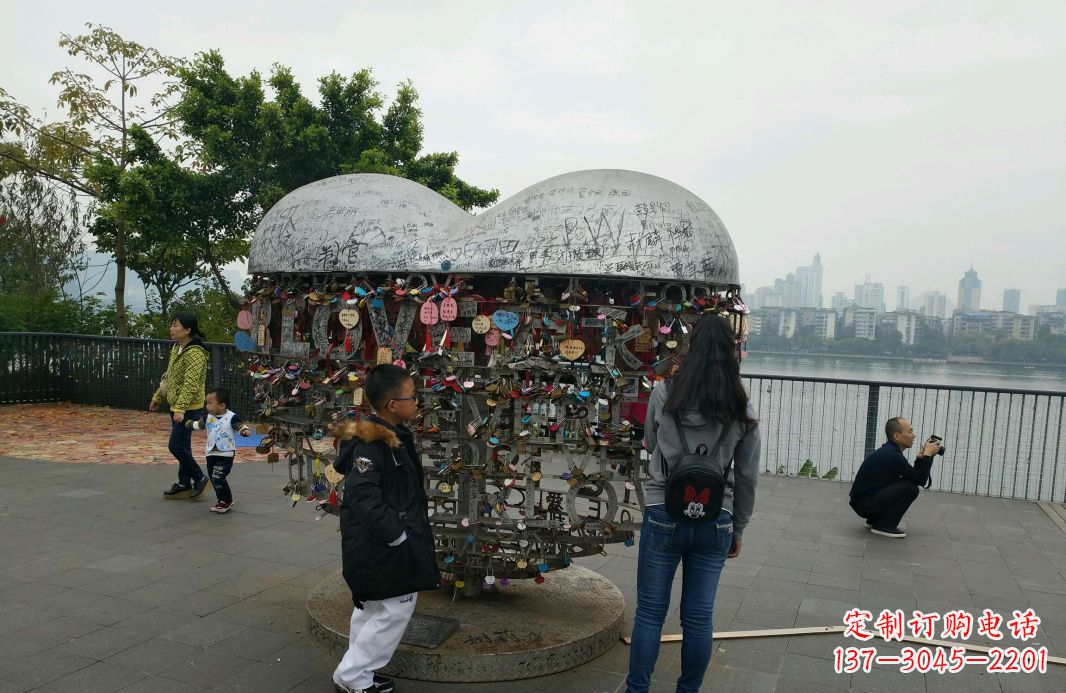 贵州不锈钢英文字母镂空景观雕塑