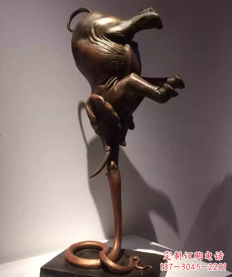 贵州广场大象倒立景观铜雕