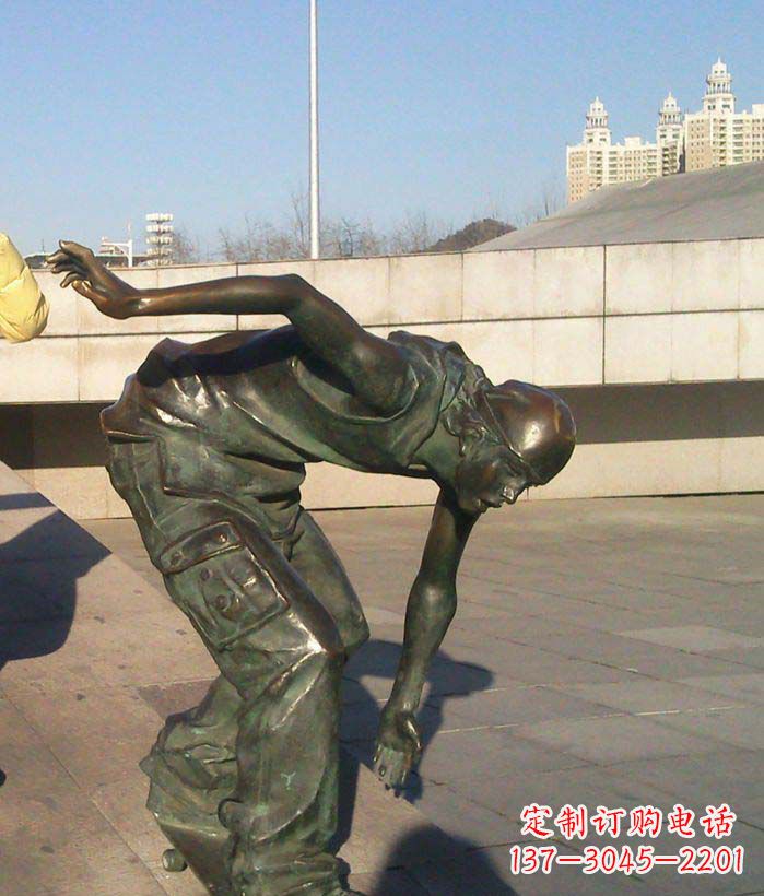 贵州广场滑滑板的青年景观铜雕