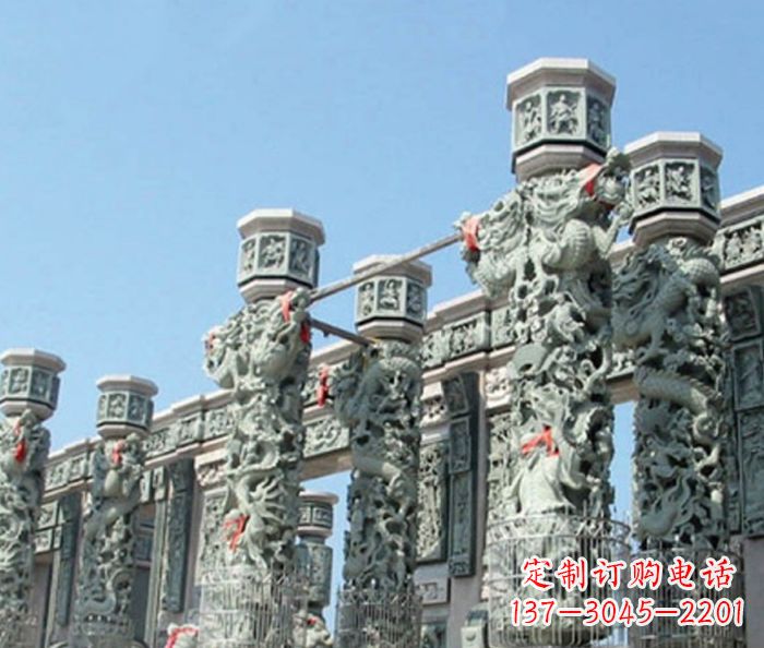贵州青石龙柱雕塑,装点热闹的广场景观