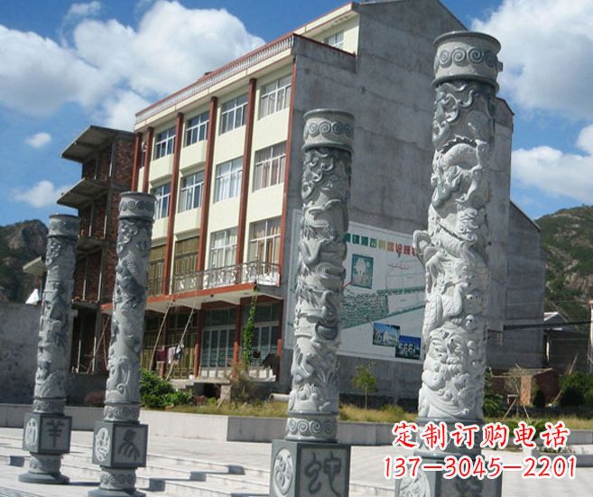 贵州以龙柱为原型的十二生肖石雕