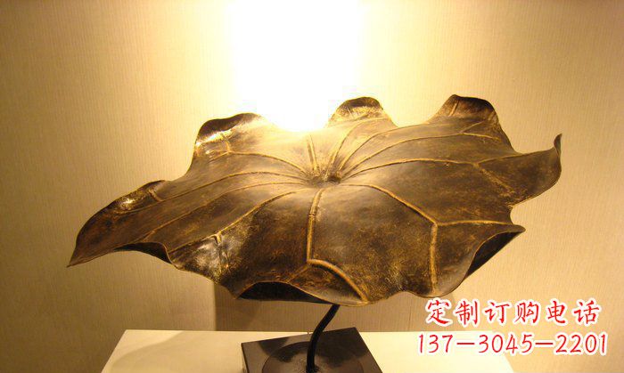 贵州深受人们喜爱的铜雕荷叶雕塑,由贵金属精铸…