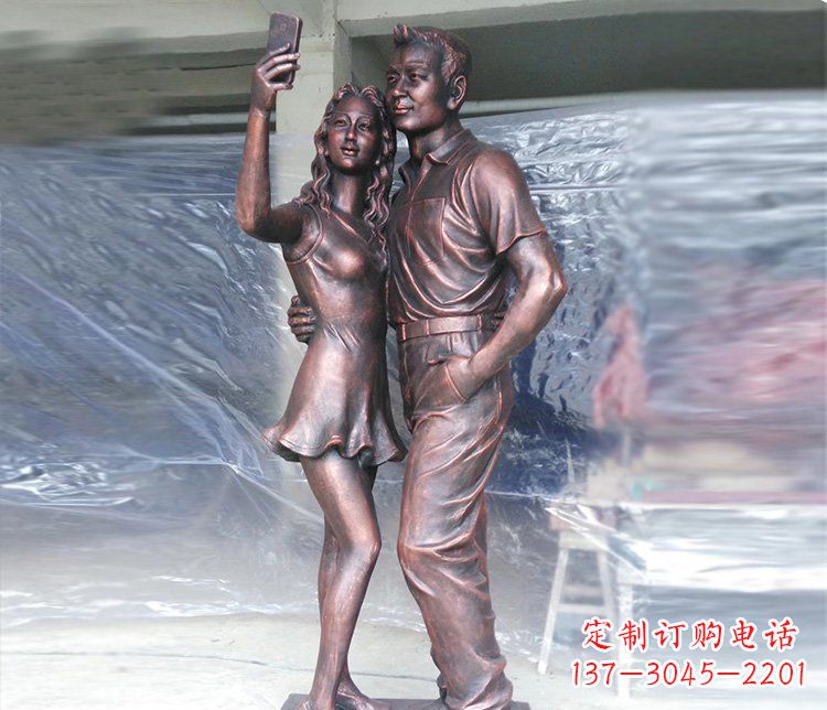 贵州广场铜雕情侣拍照人物雕塑