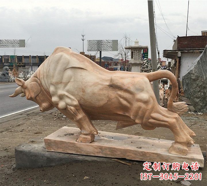贵州象征力量的广场晚霞红牛雕塑