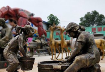 贵州注重传统的母爱——广场铜雕母亲洗衣服小品雕塑