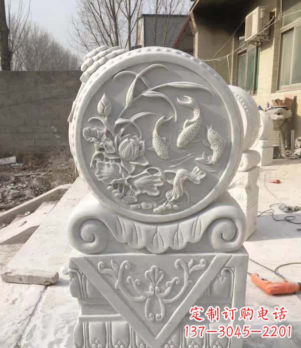 贵州以汉白玉石制作的门墩雕塑