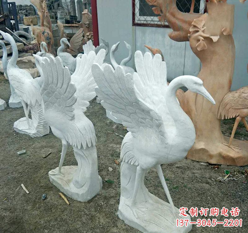 贵州装点家园的仙鹤石雕
