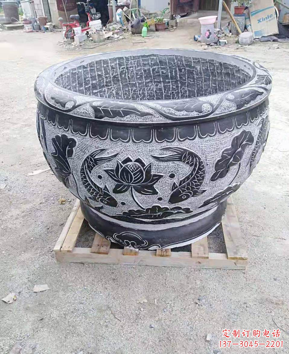贵州精美鲤鱼雕塑,一颗荷花必不可少