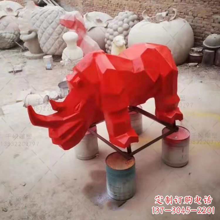 贵州红色几何切面抽象犀牛雕塑