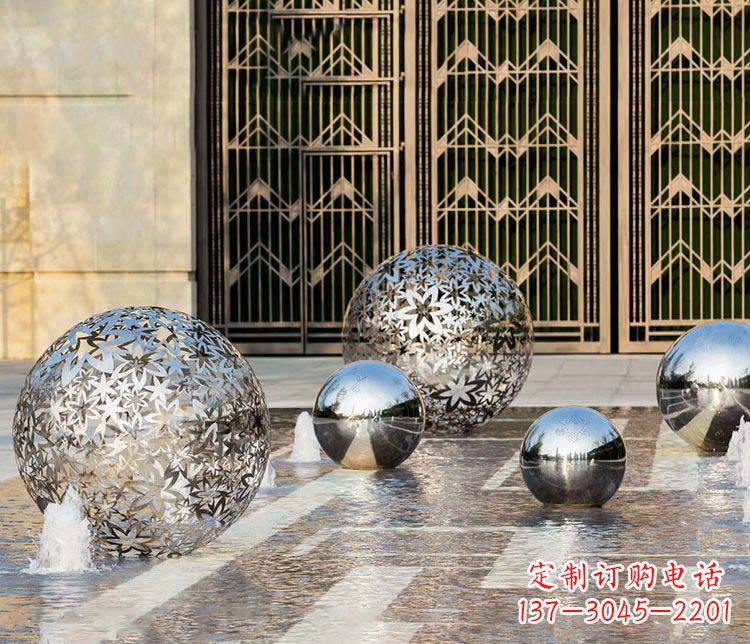 贵州欣赏自然的美:不锈钢花形镂空球喷泉雕塑