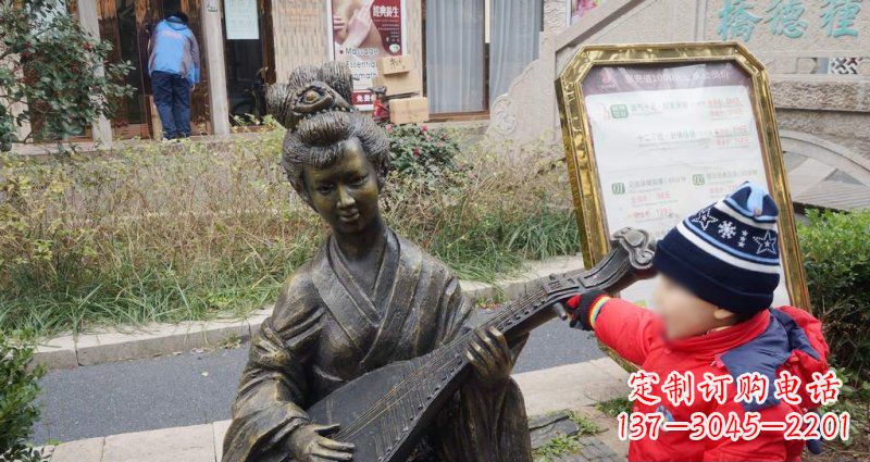 贵州街边弹琵琶的古代美女雕塑
