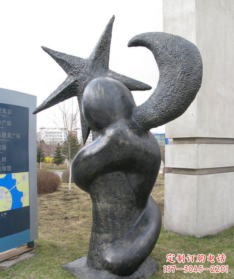 贵州街边星星月亮景观铜雕是由中国领雕塑定制的…