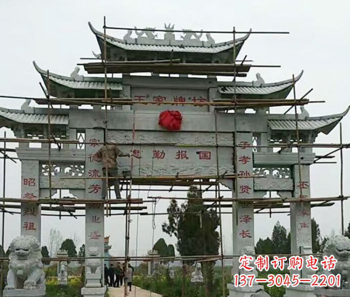 贵州传承古艺三门牌坊石雕