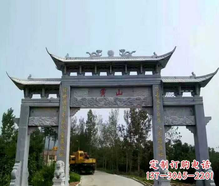 贵州景区三门石雕牌楼,是一种典型的古典建筑风…