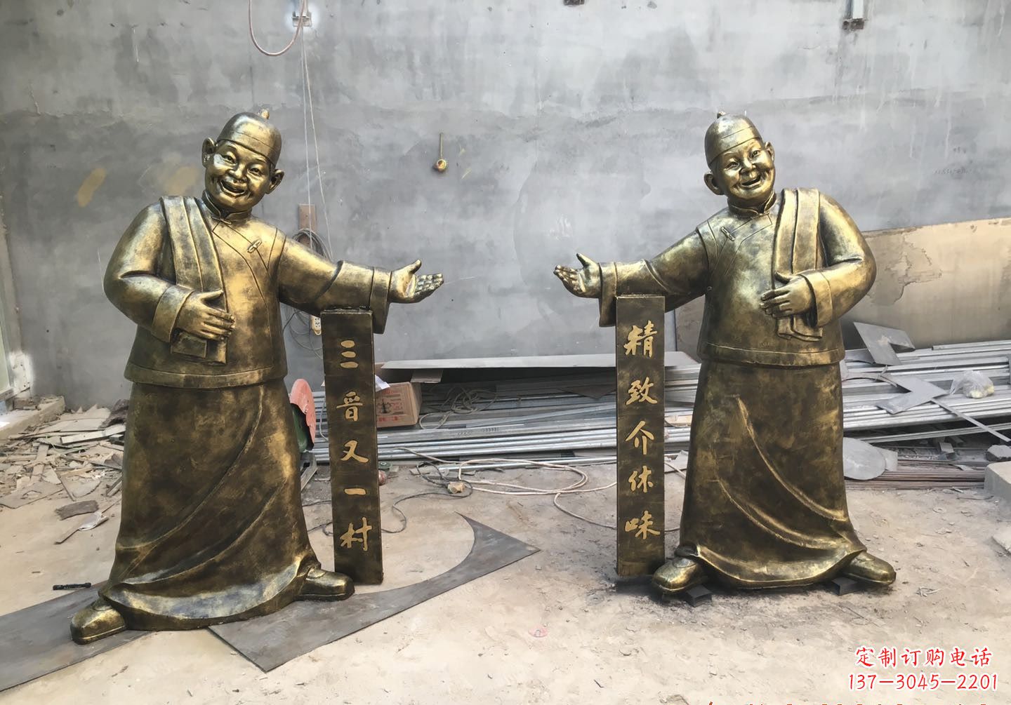 贵州中领雕塑:酒店门口店小二人物铜雕