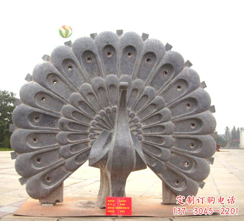 贵州精美绝伦的碧玉孔雀雕塑