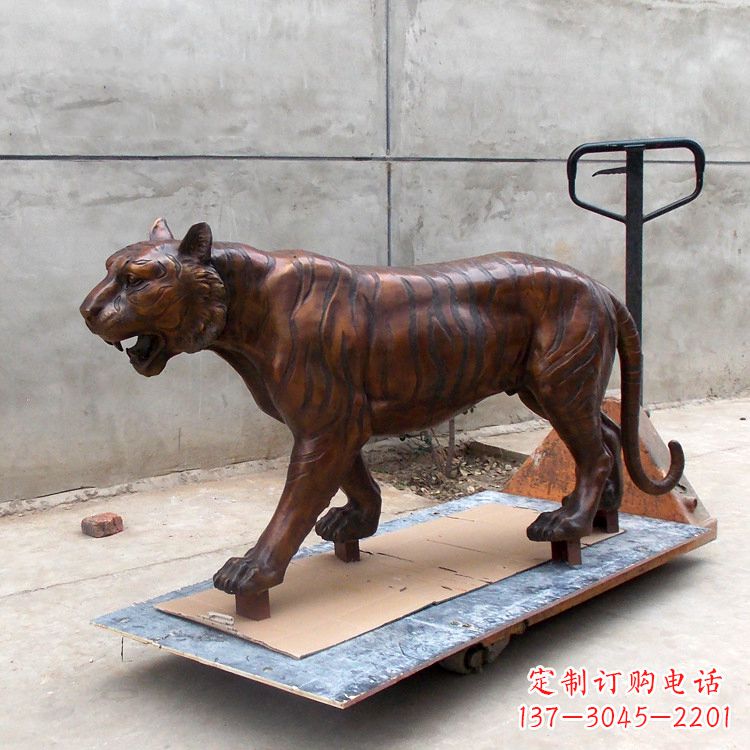 贵州活力四射的老虎铜雕塑