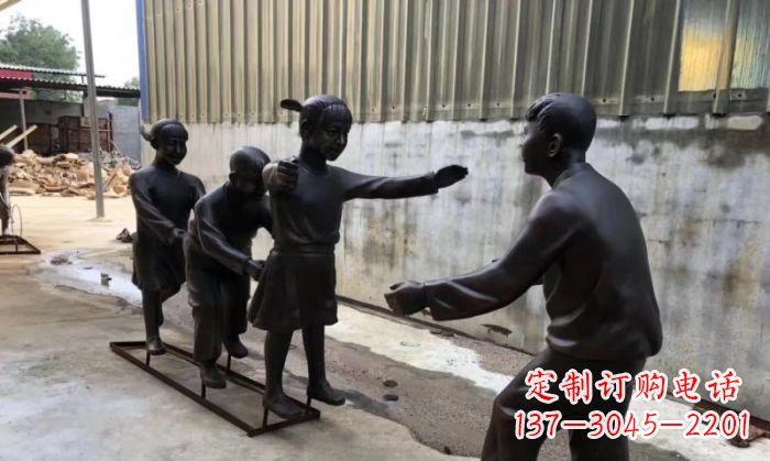 贵州华中领雕塑出品——老鹰捉小鸡铜雕
