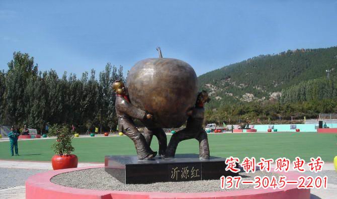 贵州苹果融入两岁小孩的生活——公园铜雕