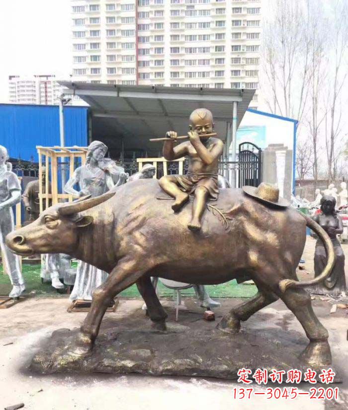 贵州专为儿童量身定制的牧童骑在牛背吹笛铜雕