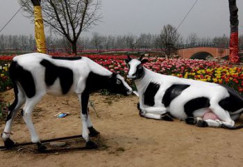 贵州室外仿真动物雕塑-奶牛，为您打造精美细腻的艺术品
