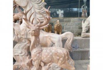 贵州展现自然风采的梅花鹿石雕