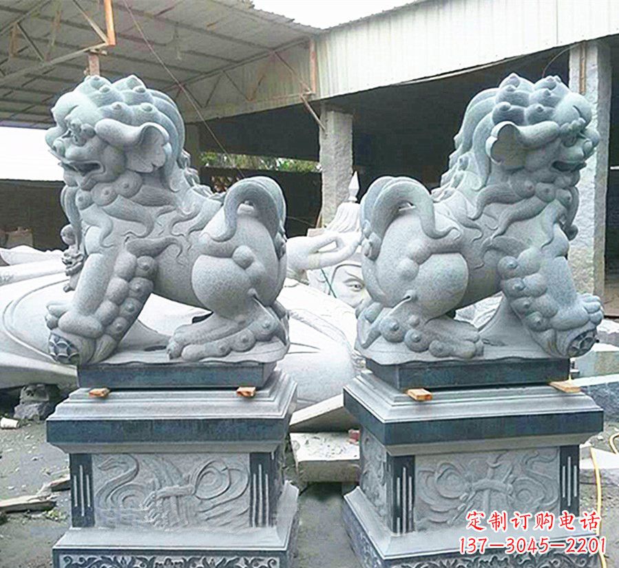 贵州南方狮子献钱狮石雕,精美狮子雕塑为您庆祝