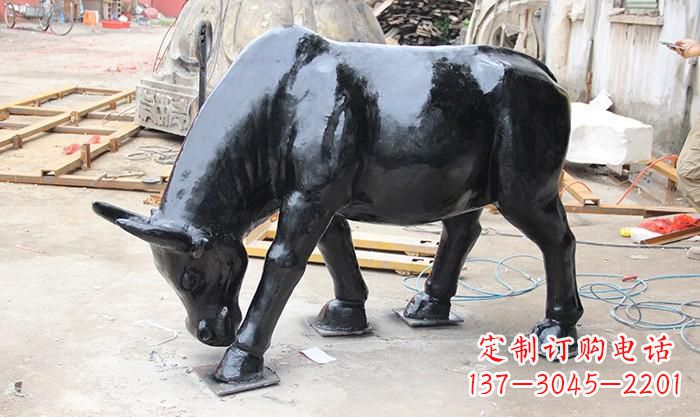 贵州牛吃草铜雕