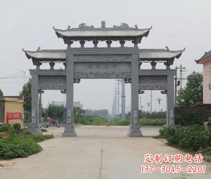 贵州农村三门石牌坊