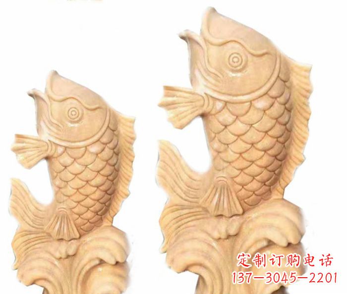 贵州晚霞红石喷水鲤鱼雕塑,灵动悠扬