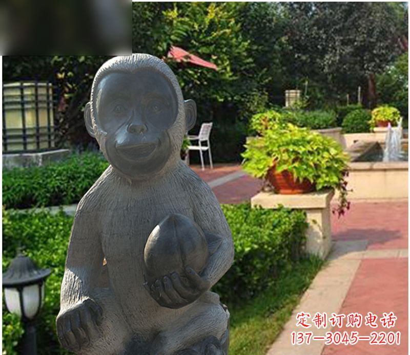 贵州青石抱着桃子的小猴子石雕