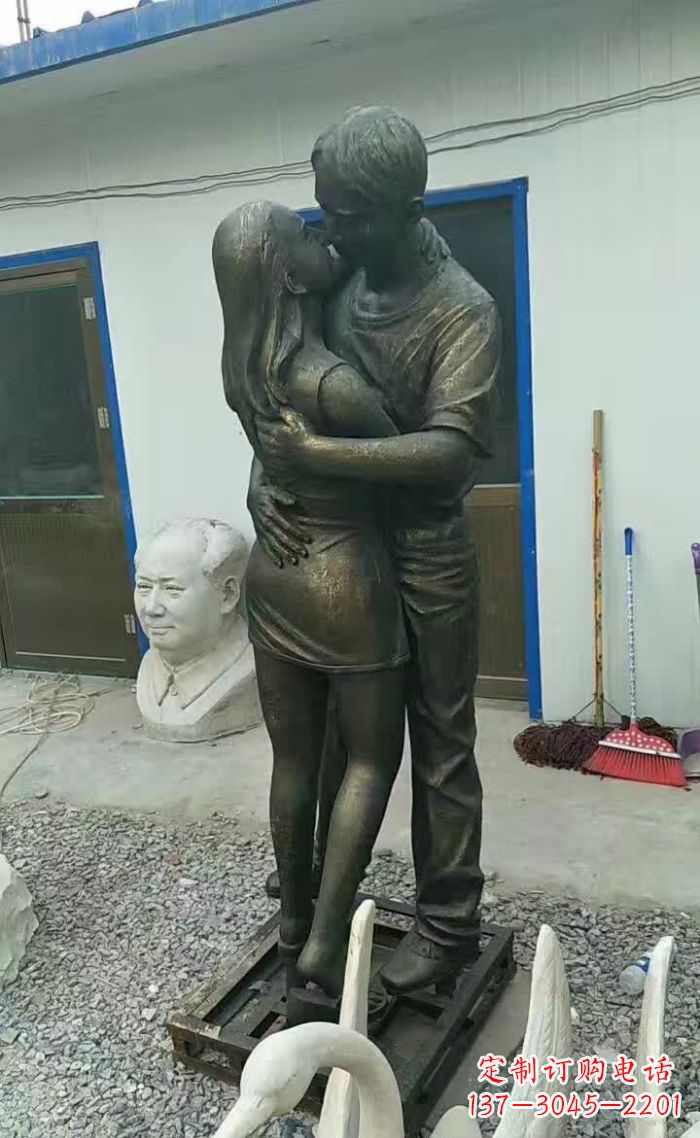贵州无尽浪漫,情侣雕塑表达爱意