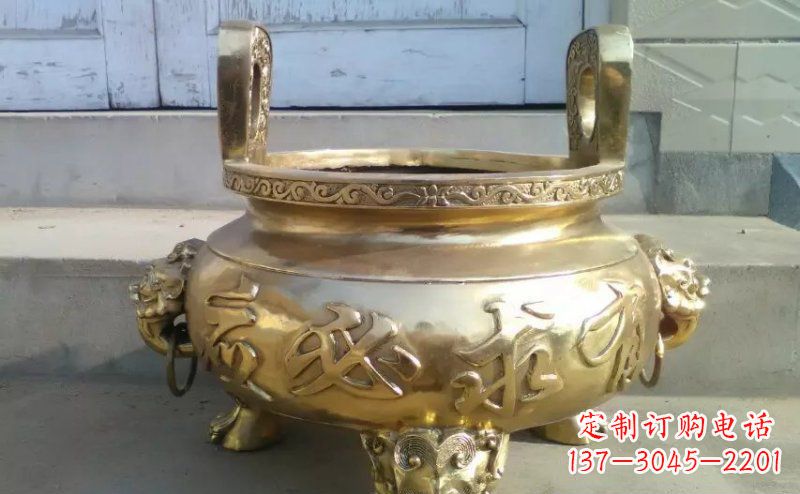 贵州壮丽威猛的三足香炉铜雕