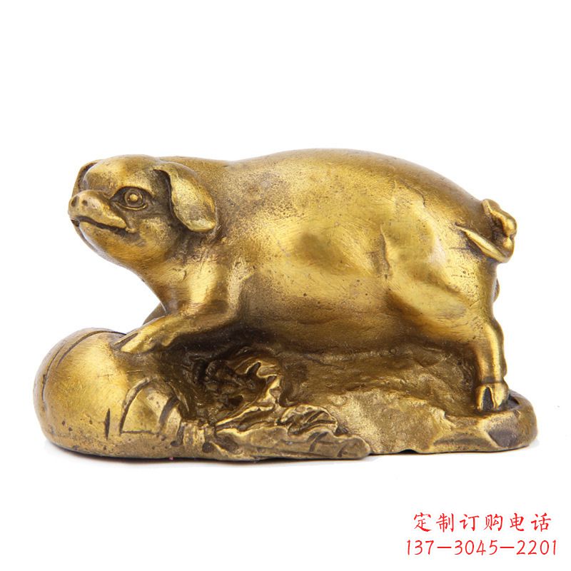 贵州铸铜鎏金猪雕塑时尚炫彩,精致温馨