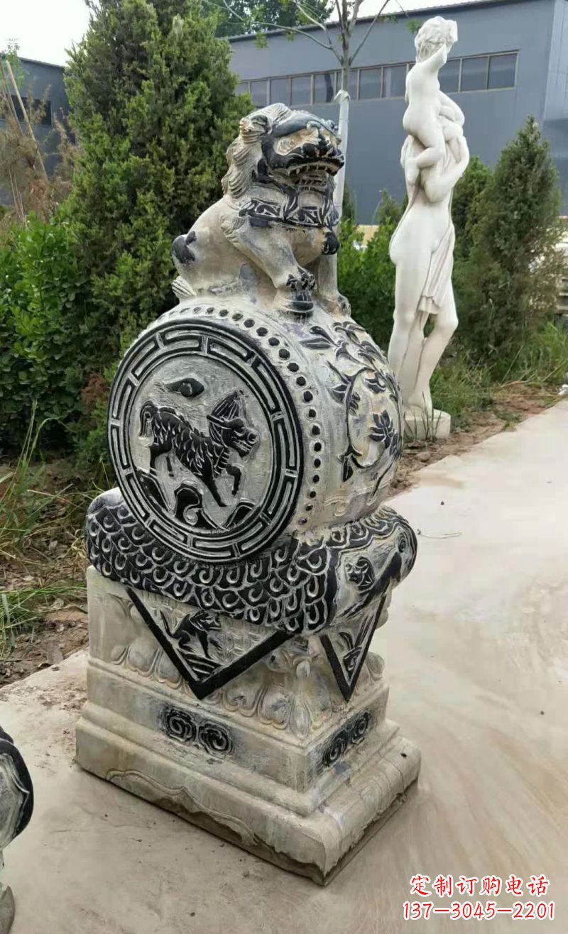 贵州狮子抱鼓石雕塑，象征力量与美感